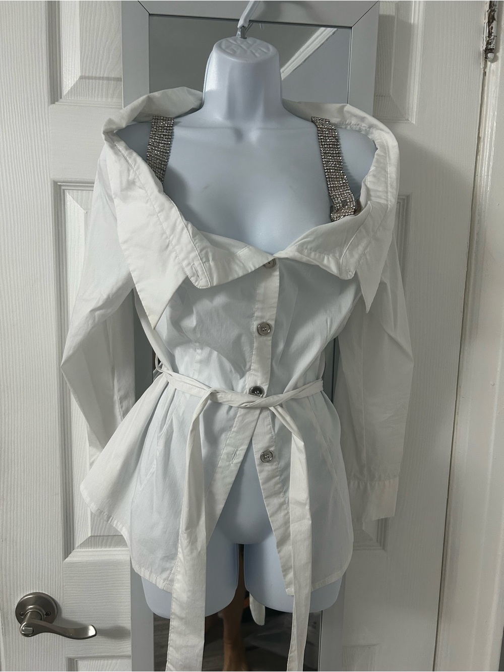 VENUS White Button-Up Shirt with Classic Collar